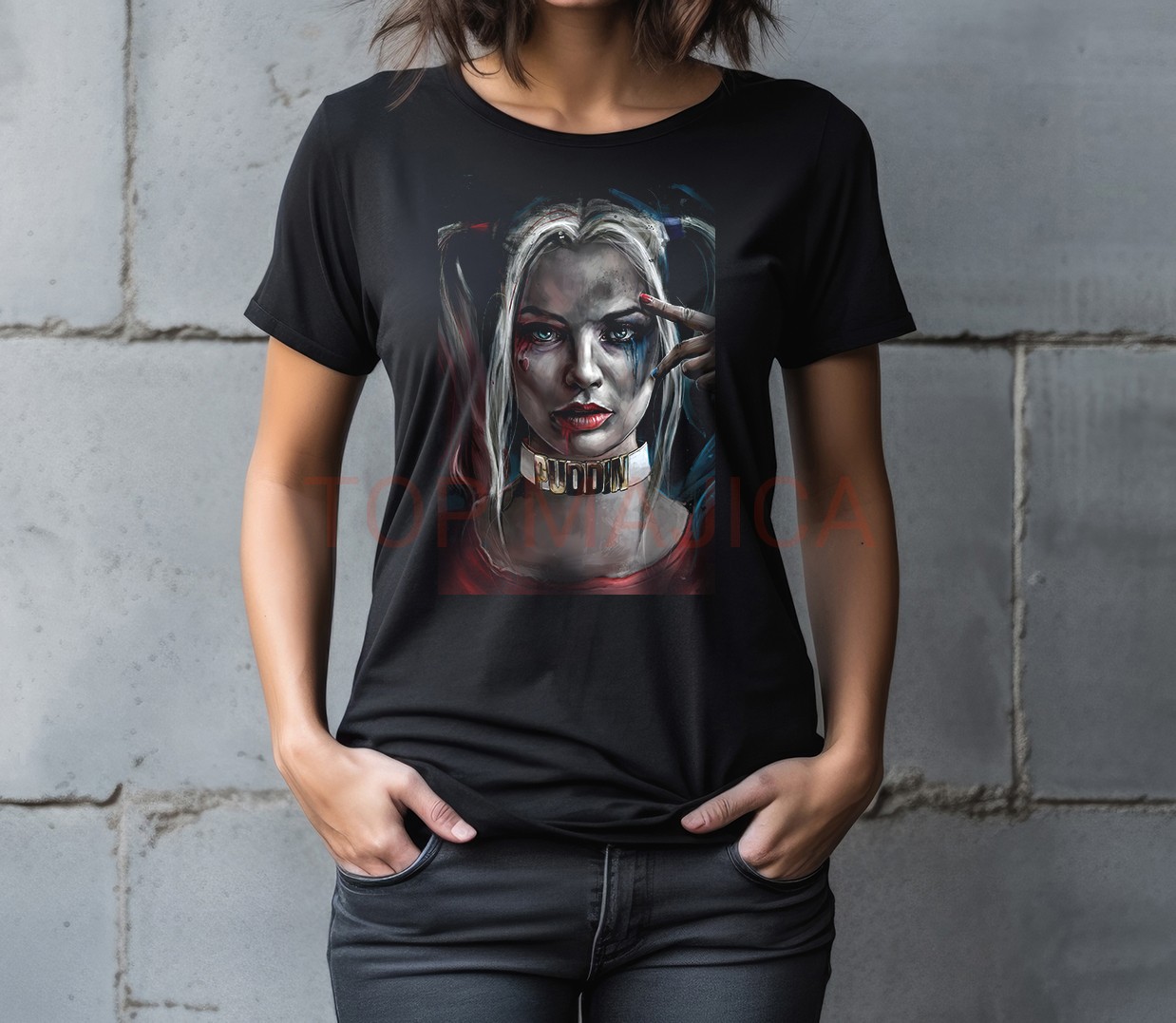Woman in blank black t-shirt with blue jeans stand on grey cement floor background. Harley Quinn - Majica crna top Harly Quinn novo