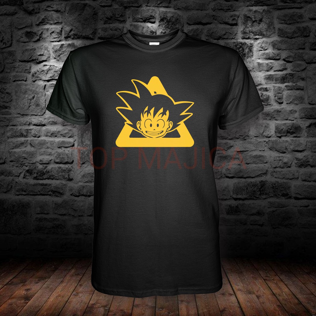Goku Dragon Ball – Nasmejani portret u žutom trouglu GOKU KID V CRNA MAJICA