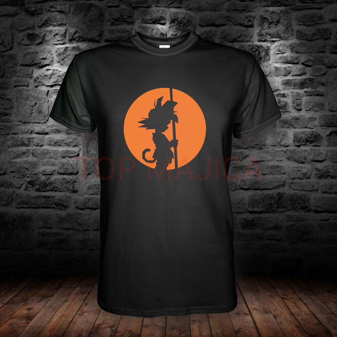Goku Dragon Ball – Silueta sa štapom pred narandžastim suncem goku