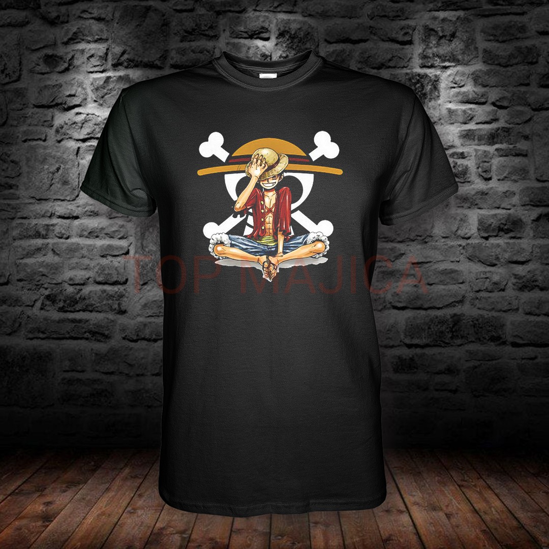 luffy pirates Monkey D Luffy One Piece – Turski sed ispred piratske zastave majica luffy pirates