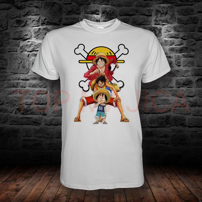 Luffy One Piece – Evolucija i odrastanje ispred piratske zastave majica monkey d.luffy pirates bela majica